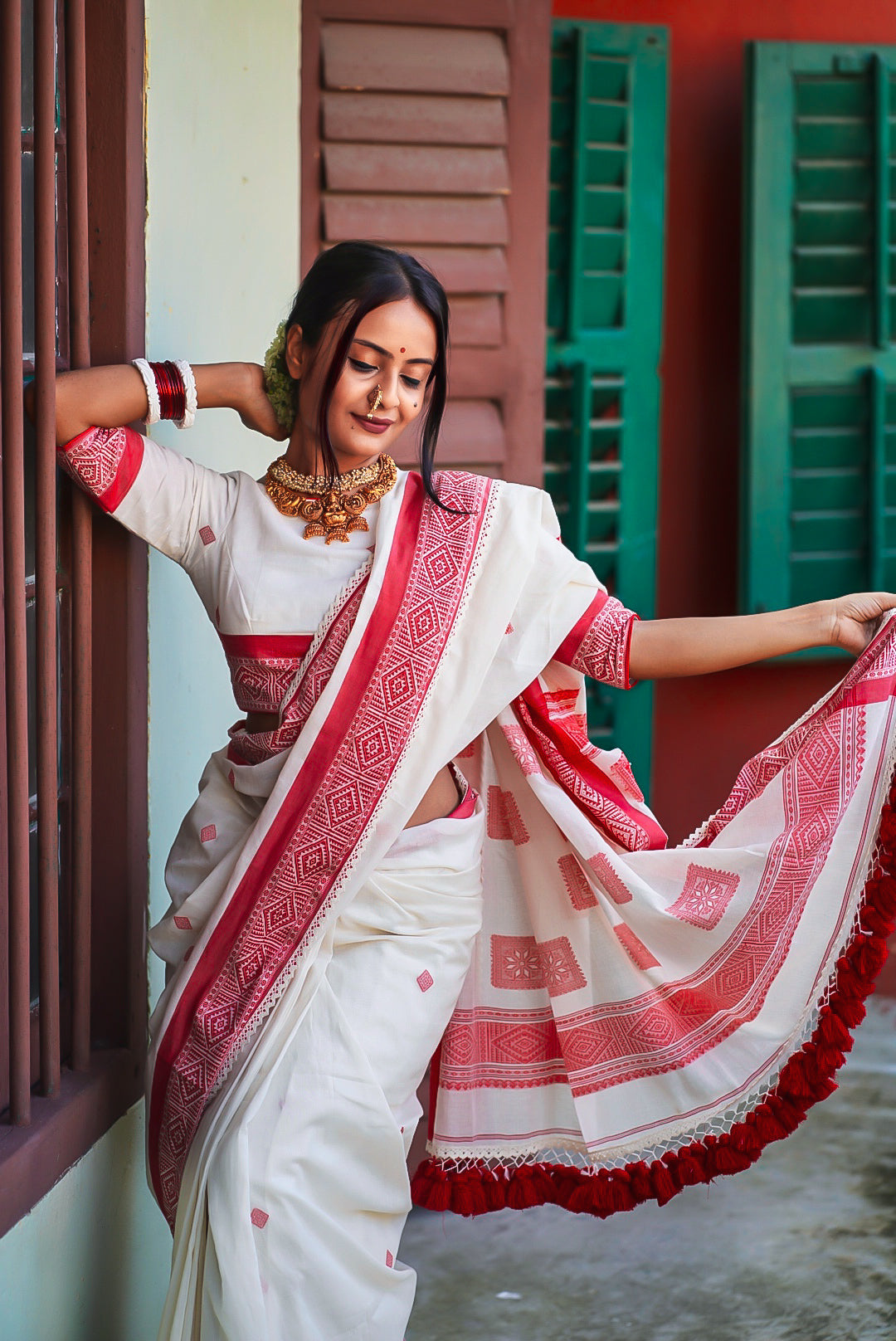 White Pese Lily Handwoven Cotton Saree