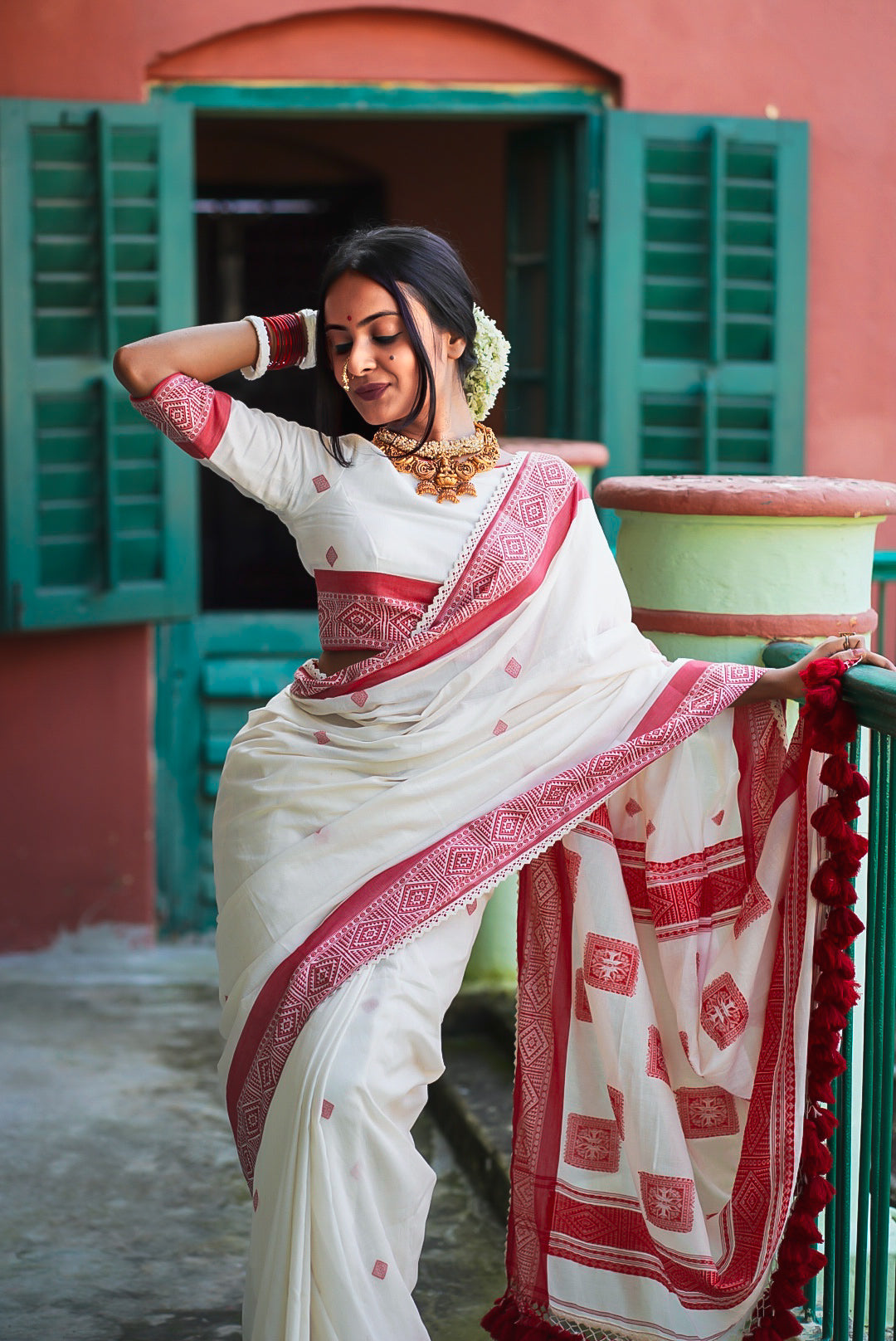 White Pese Lily Handwoven Cotton Saree