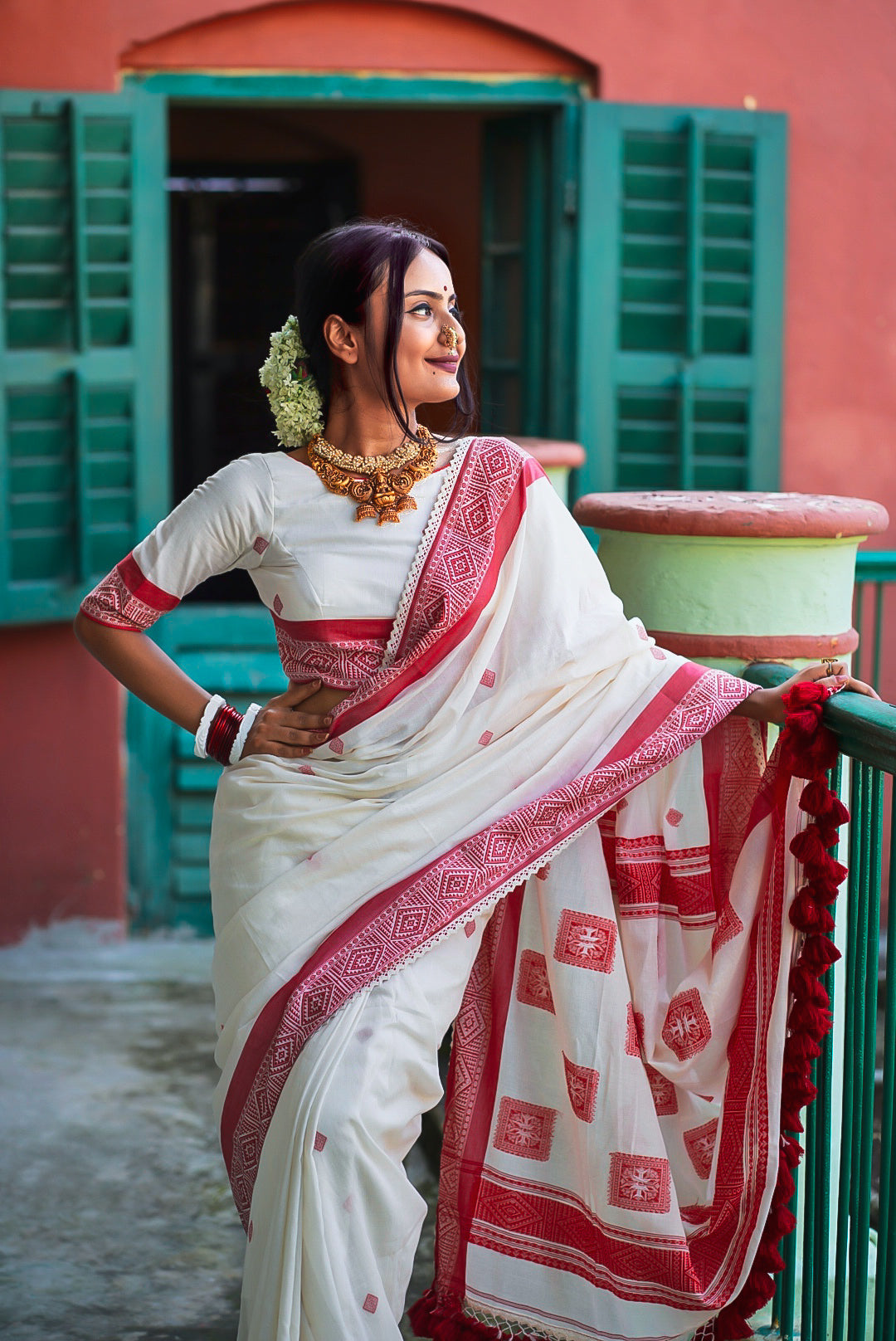 White Pese Lily Handwoven Cotton Saree