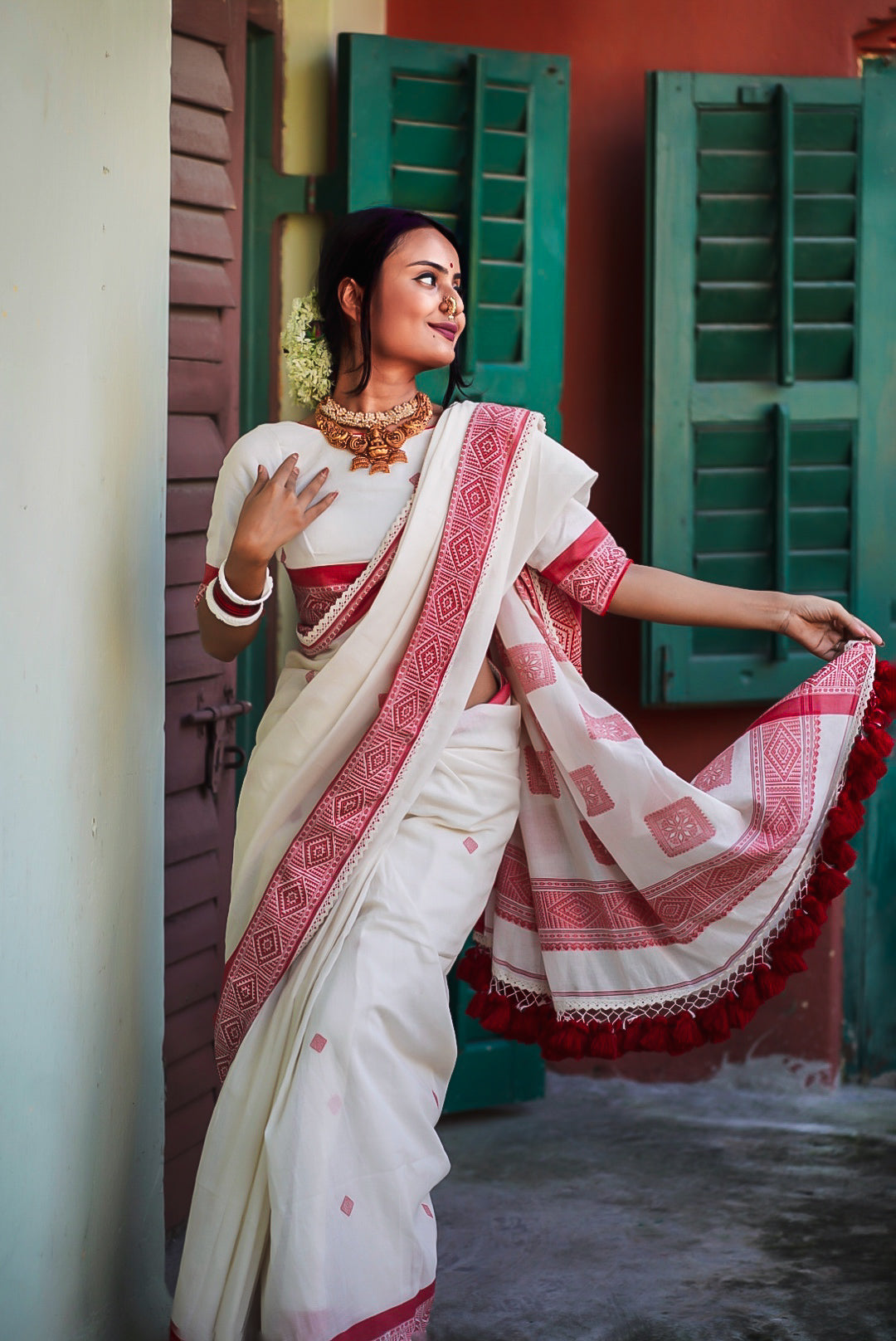 White Pese Lily Handwoven Cotton Saree