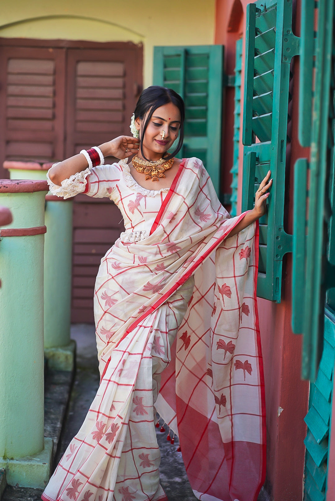 Lady In Jalgaon Handwoven Cotton Jamdani Saree