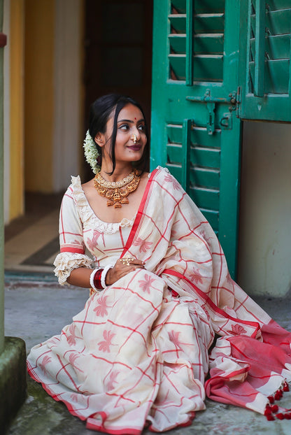 Lady In Jalgaon Handwoven Cotton Jamdani Saree